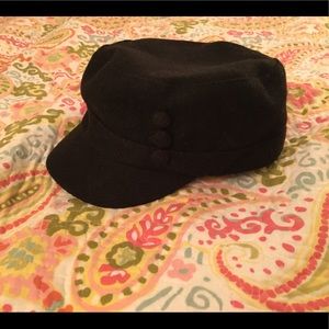 Cute Newsboy cap w/3 buttons.